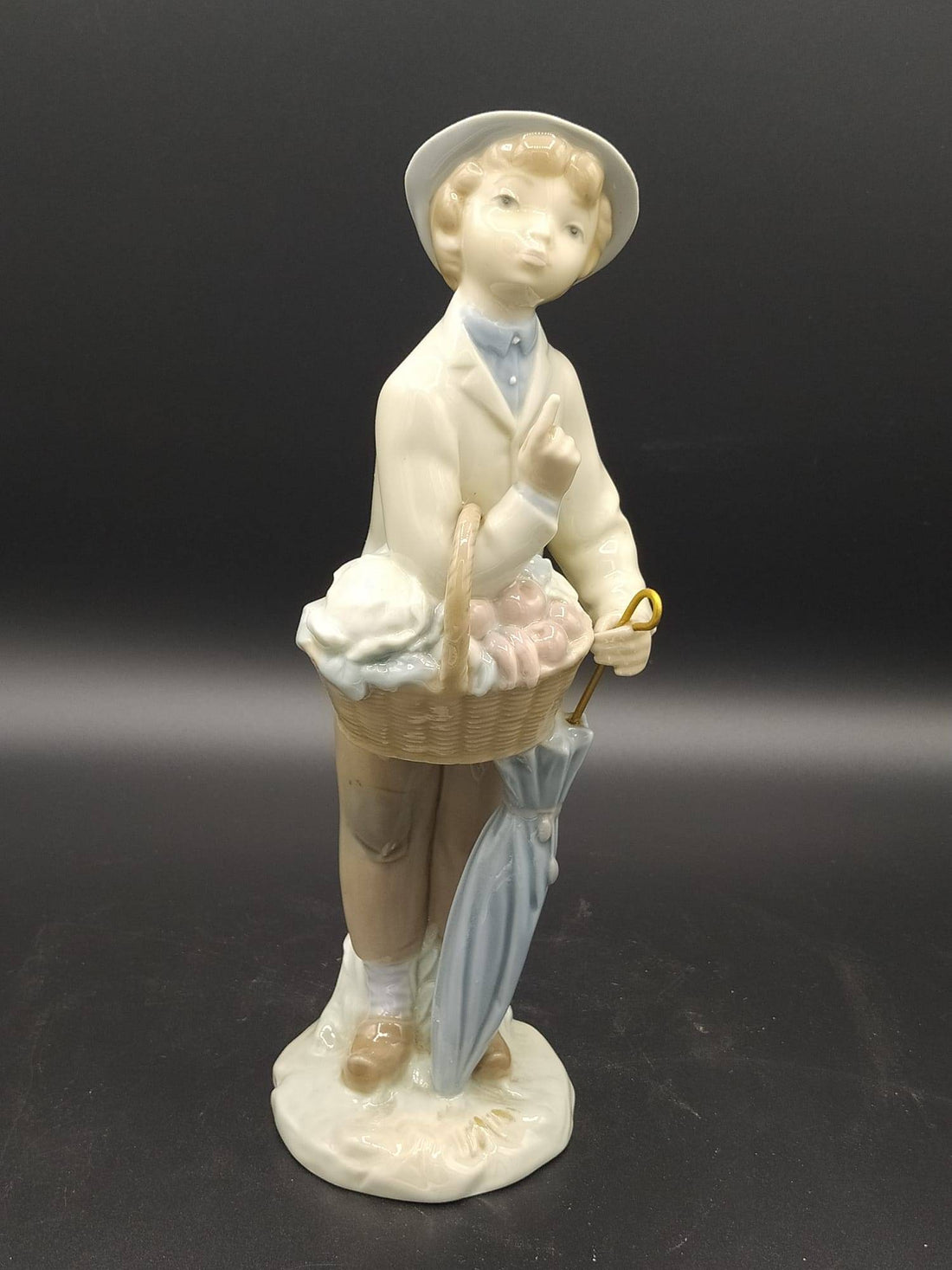 Figura de porcelana Lladro Pequeño Jardinero vintage 1970s, niño con sombrero, cesta de flores y paraguas, decoración clásica para el hogar.