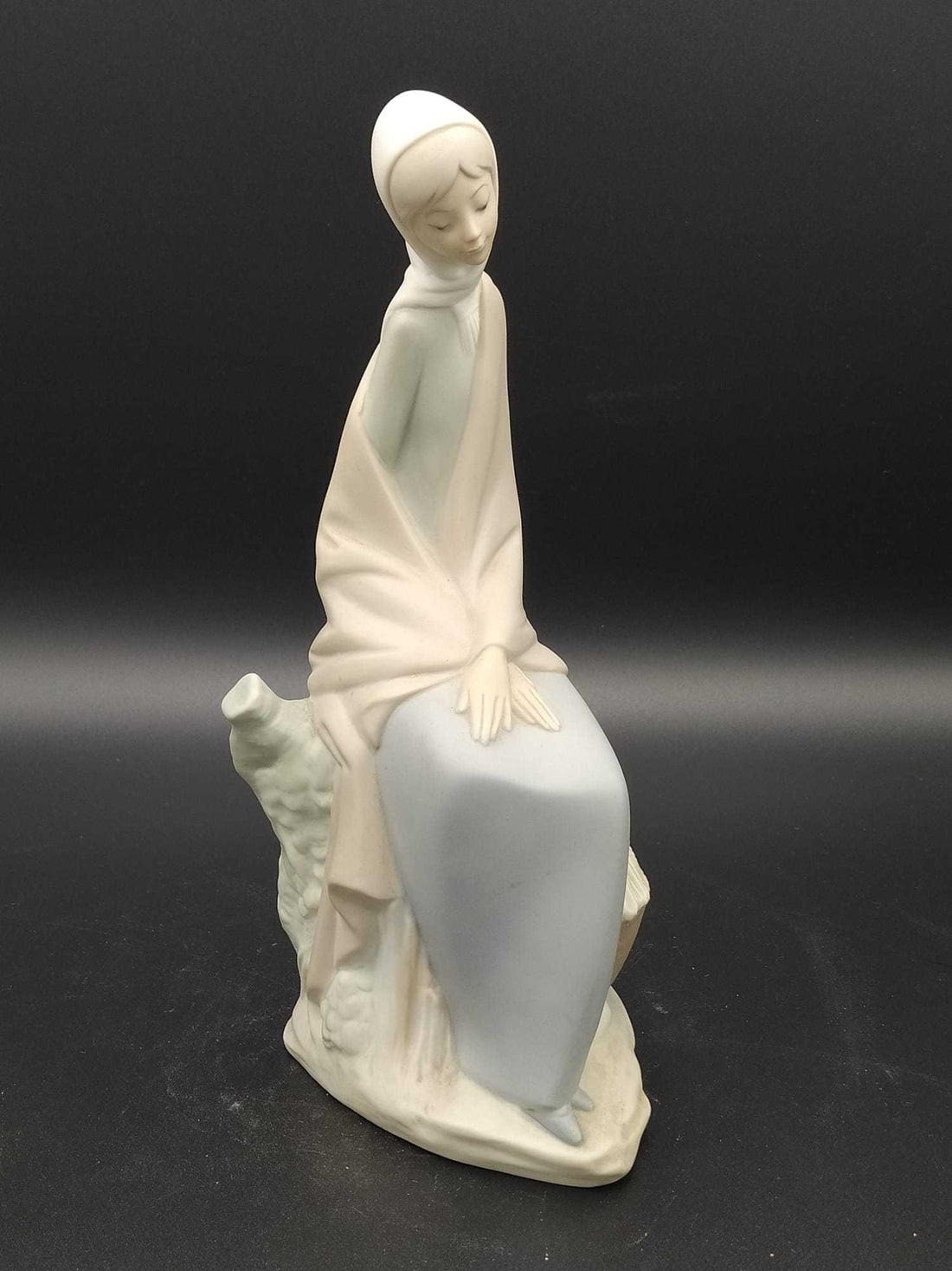 Figura de porcelana NAO Lladró de los años 60 mostrando a una joven sentada con cesto, pieza decorativa vintage para hogar y jardín.