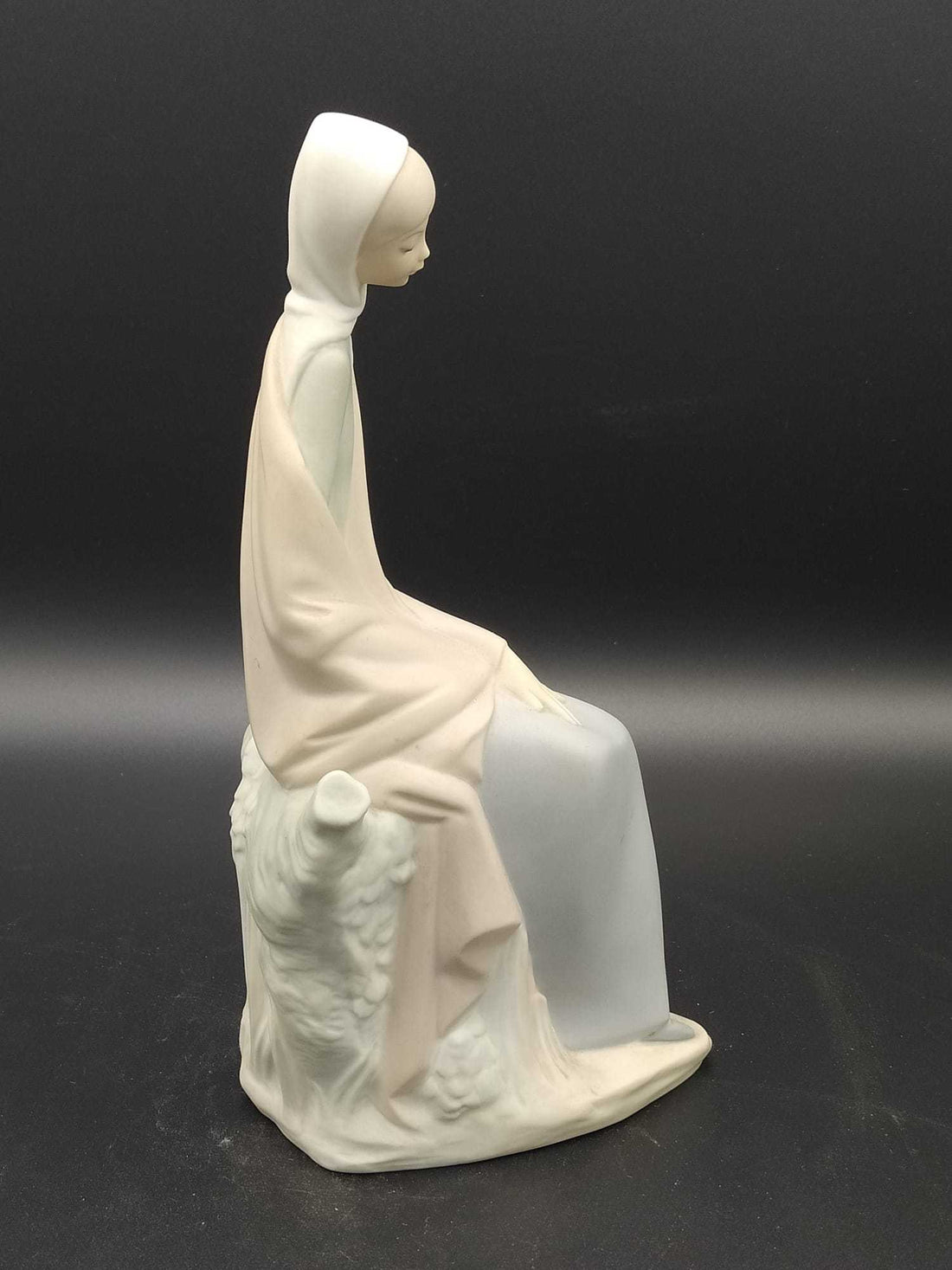 Figura de porcelana NAO Lladró de los años 60 mostrando a una joven sentada con cesto, pieza decorativa vintage para hogar y jardín.