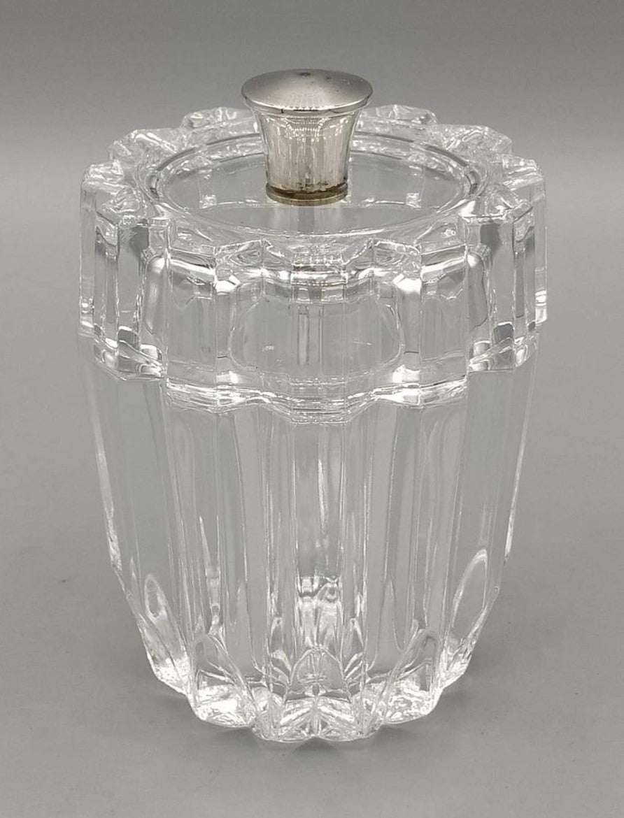 Tarro de tocador de cristal y alpaca: lujo y elegancia vintage con diseño facetado y tapa metálica. Ideal para decoración refinada del hogar.