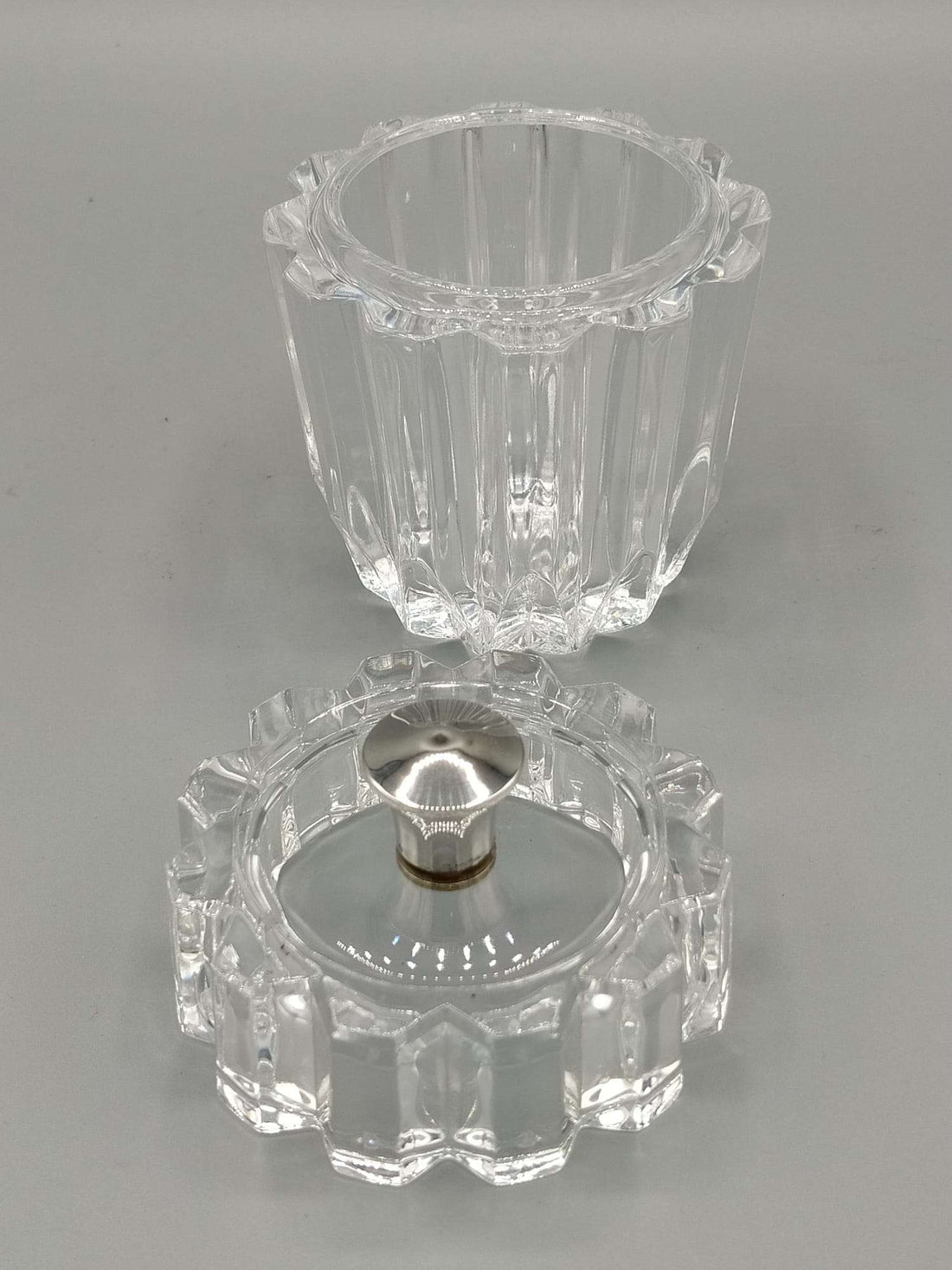 Tarro de tocador de cristal y alpaca: lujo y elegancia vintage con diseño facetado y tapa metálica. Ideal para decoración refinada del hogar.