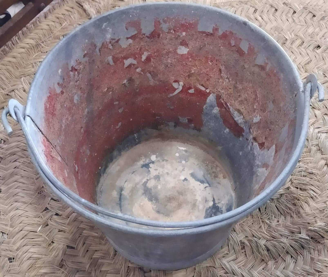 Cubo de zinc antiguo de calidad superior con acabado envejecido, ideal para decoración rústica en interiores o jardines. Estilo industrial auténtico.