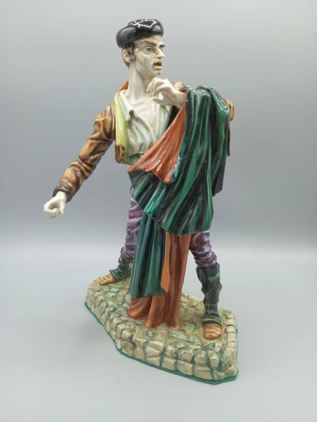 Figura de porcelana Torero Algora en pose dinámica, con traje goyesco y capa multicolor. Artesanía española ideal para decoración elegante.