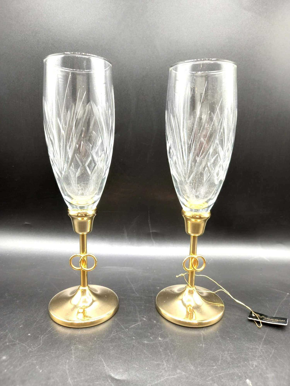 Copas de champán de cristal tallado con oro de 24K, diseño elegante con base dorada y detalles finos, ideales para bodas y celebraciones.