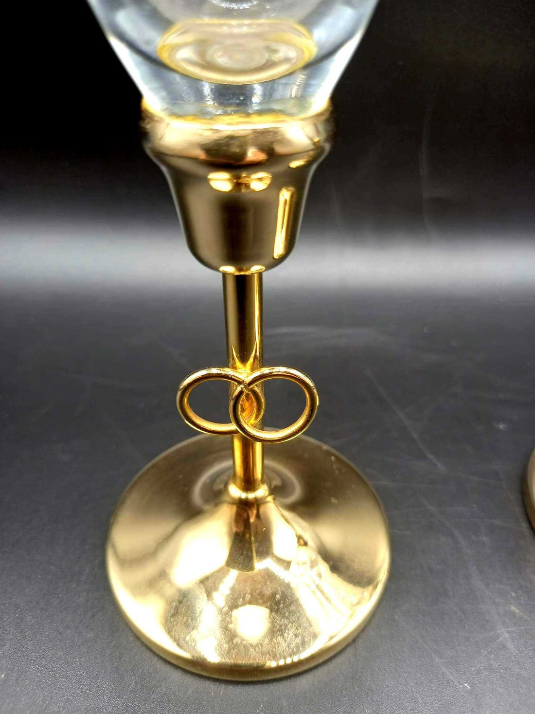 Copas de champán de cristal tallado con oro de 24K, diseño elegante con base dorada y detalles finos, ideales para bodas y celebraciones.