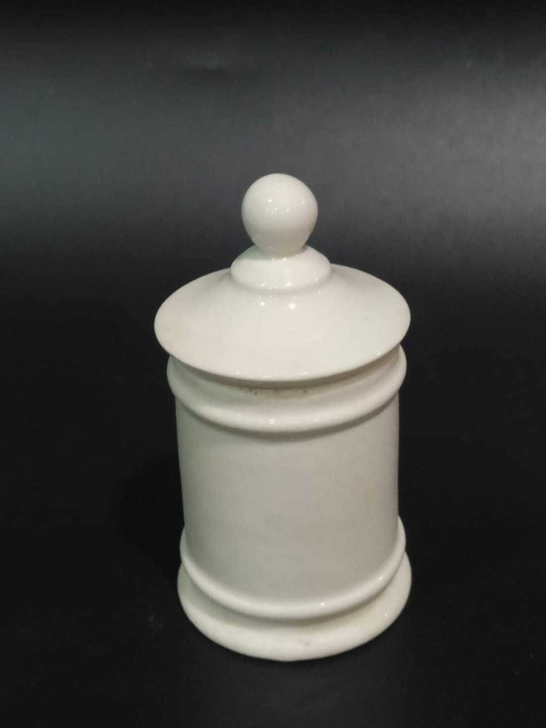 Tarro de porcelana antiguo con tapa esférica, ideal para decoración vintage en cocina o baño. Producto de excelente calidad en color blanco.