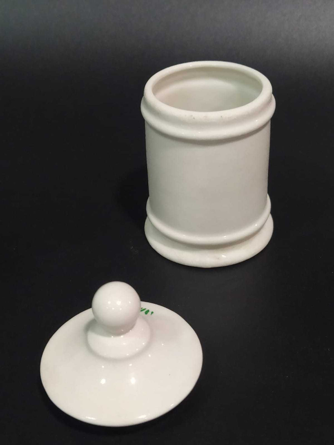Tarro de porcelana antiguo con tapa esférica, ideal para decoración vintage en cocina o baño. Producto de excelente calidad en color blanco.