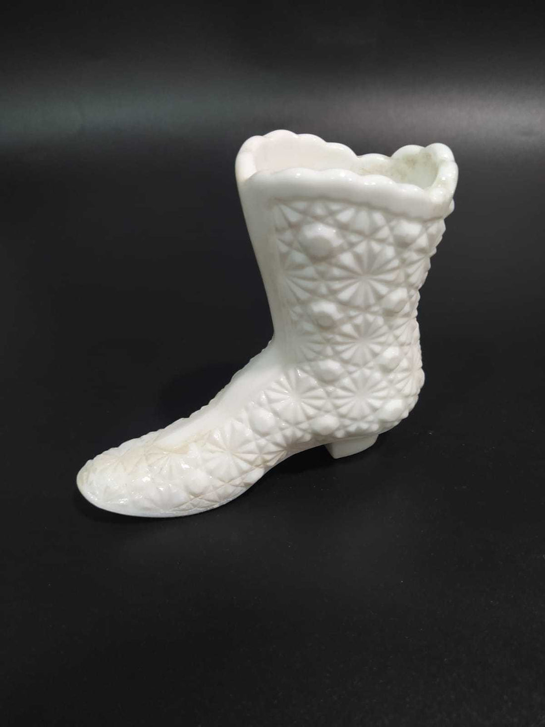 Bota Opalina Blanca - Pieza Única con relieves florales en forma de estrella, ideal para decoración vintage en hogar o jardín.