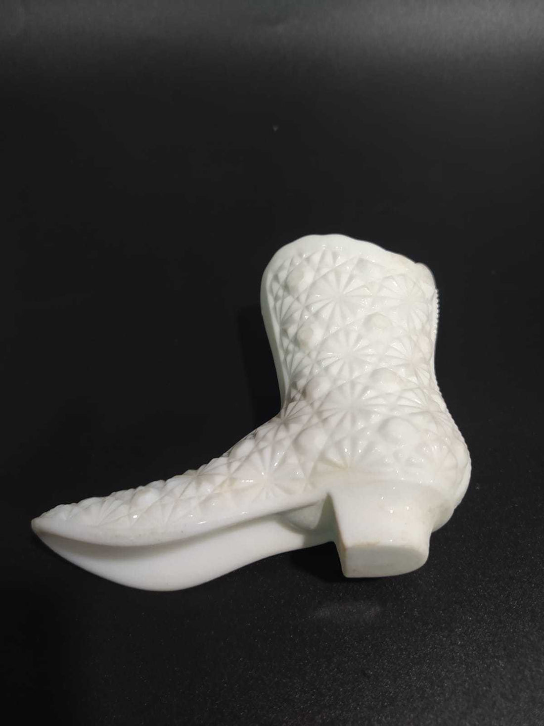 Bota Opalina Blanca - Pieza Única con relieves florales en forma de estrella, ideal para decoración vintage en hogar o jardín.