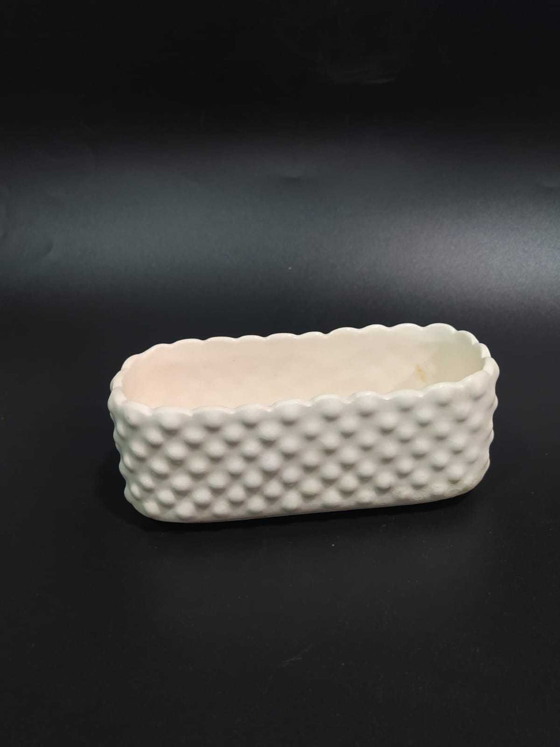 Bandeja de tocador de opalina blanca con diseño vintage y textura de burbujas, ideal para decoración elegante en el hogar.