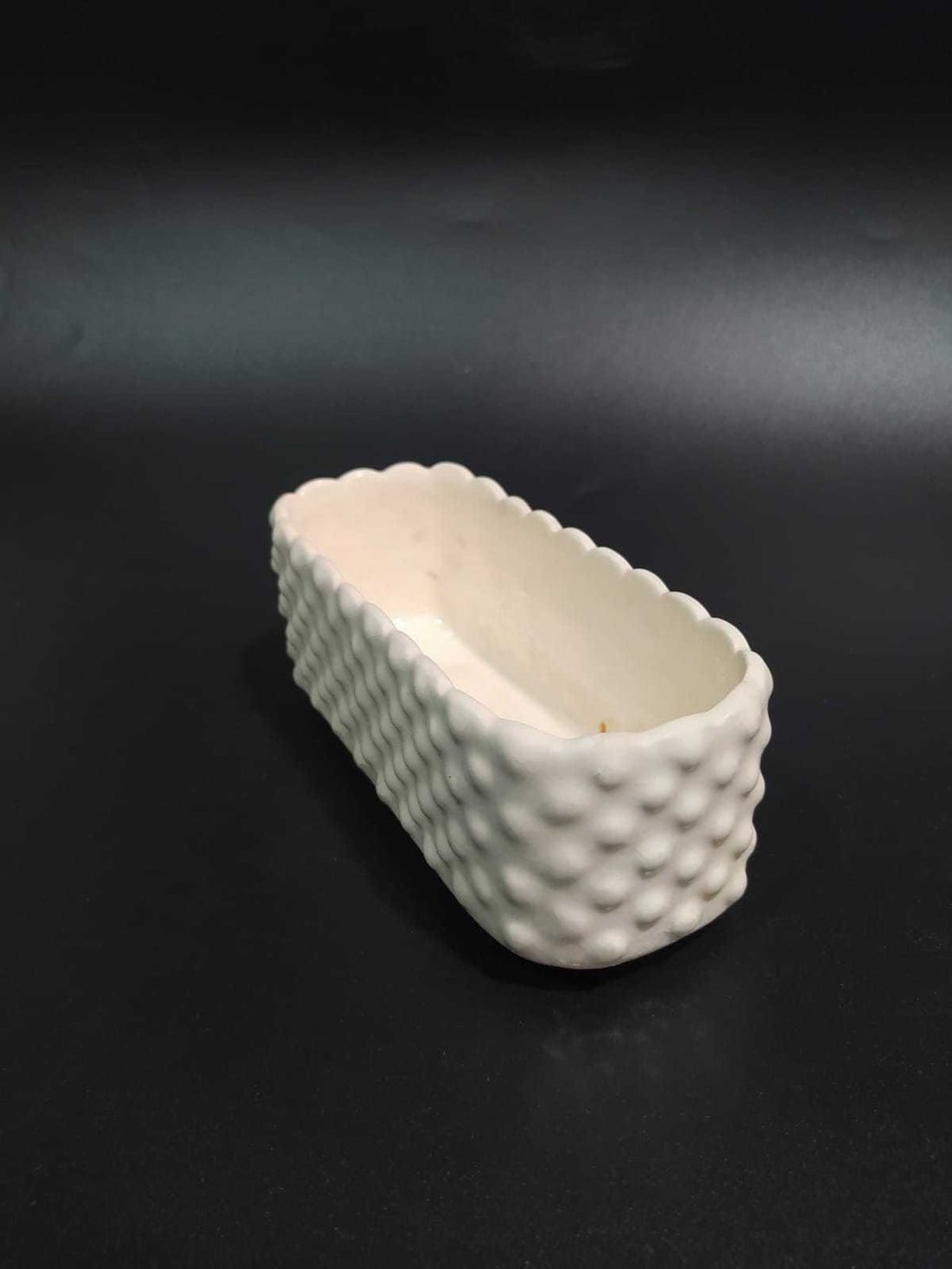 Bandeja de tocador de opalina blanca con diseño vintage y textura de burbujas, ideal para decoración elegante en el hogar.