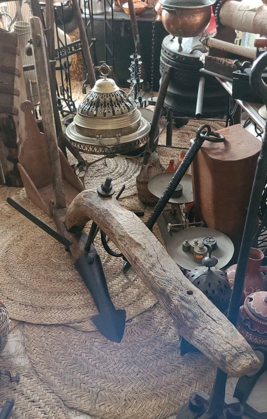 Arado Romano de madera tradicional con punta metálica, pieza antigua de labranza ideal para decoración rústica en hogar o jardín.