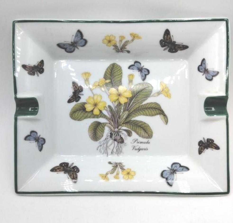 Bandeja de porcelana con mariposas y flores vista completa