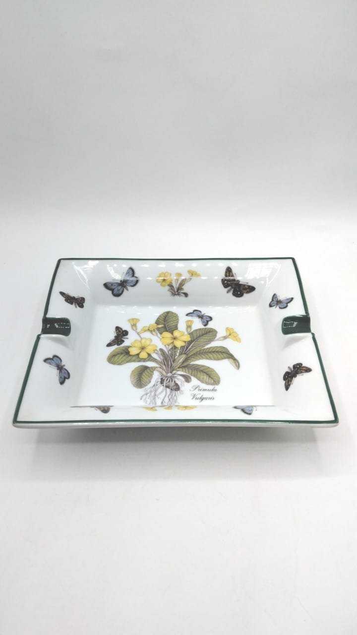 Bandeja de porcelana con mariposas y flores vista completa