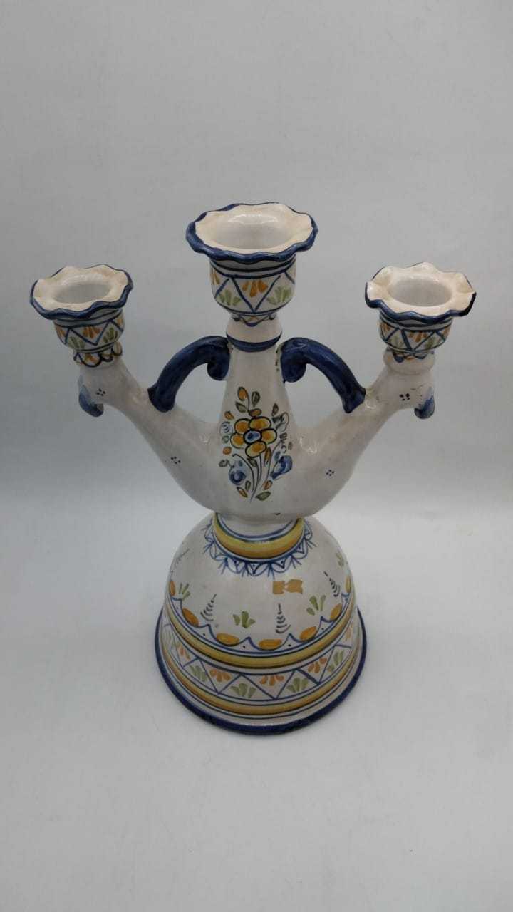  Candelabro de cerámica de Talavera con tres brazos pintado a mano