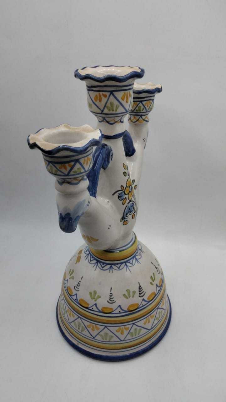  Candelabro de cerámica de Talavera con tres brazos pintado a mano