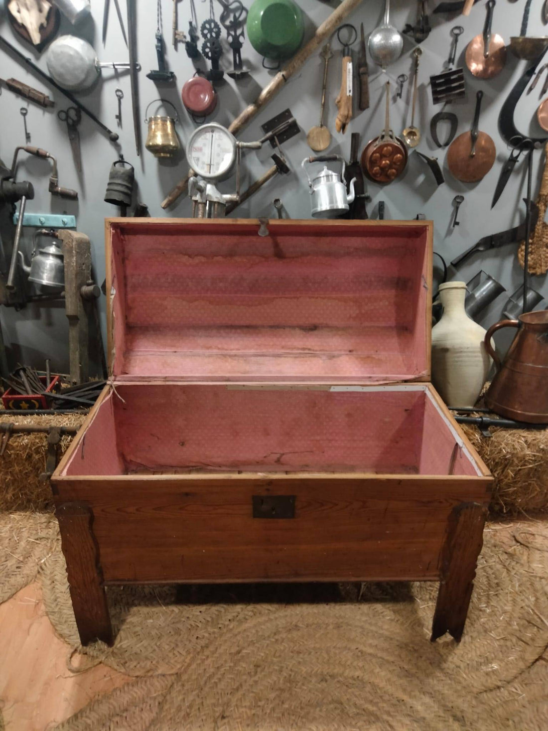 Baúl antiguo de madera de pino para ajuares de novia con cerradura original, ideal para decoración rústica en el hogar o almacenamiento vintage.