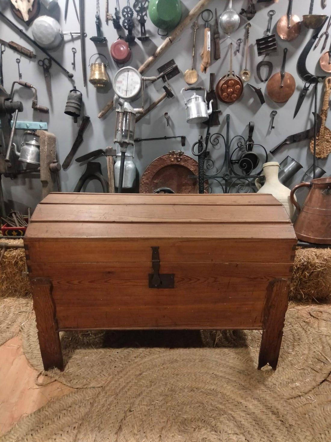 Baúl antiguo de madera de pino para ajuares de novia con cerradura original, ideal para decoración rústica en el hogar o almacenamiento vintage.