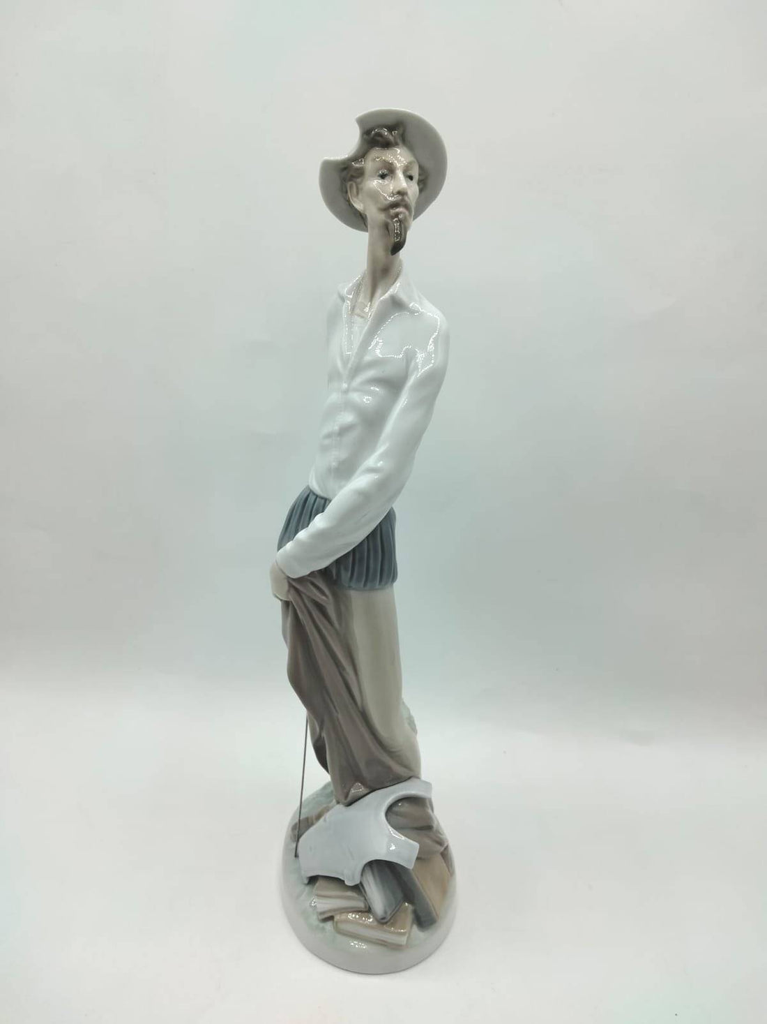 Figura Don Quijote Lladró - Porcelana Exclusiva de pie con espada, diseño de Salvador Furió 1973, ideal para decoración de interiores.