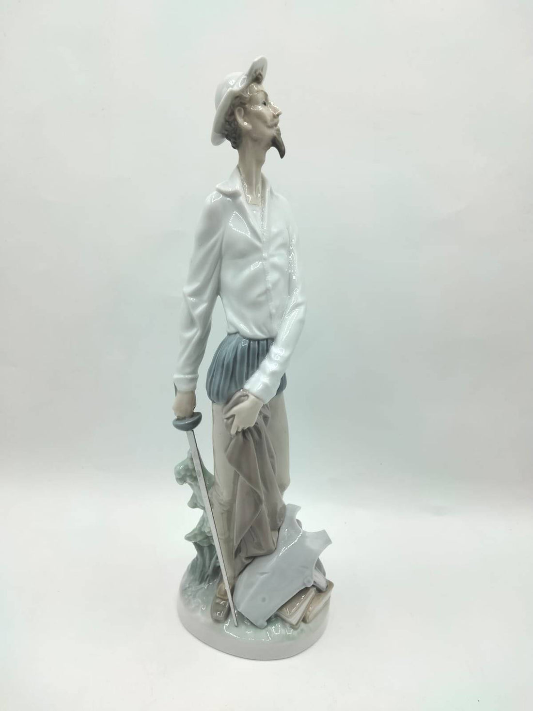 Figura Don Quijote Lladró - Porcelana Exclusiva de pie con espada, diseño de Salvador Furió 1973, ideal para decoración de interiores.