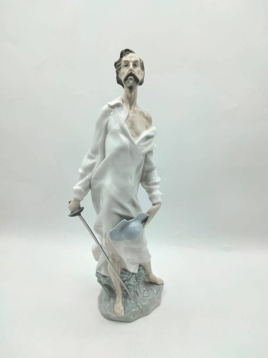 Figura Don Quijote Nao Lladró - Porcelana | Arte Cervantes en pose heroica con espada y sombrero, ideal para decoración clásica de interiores.