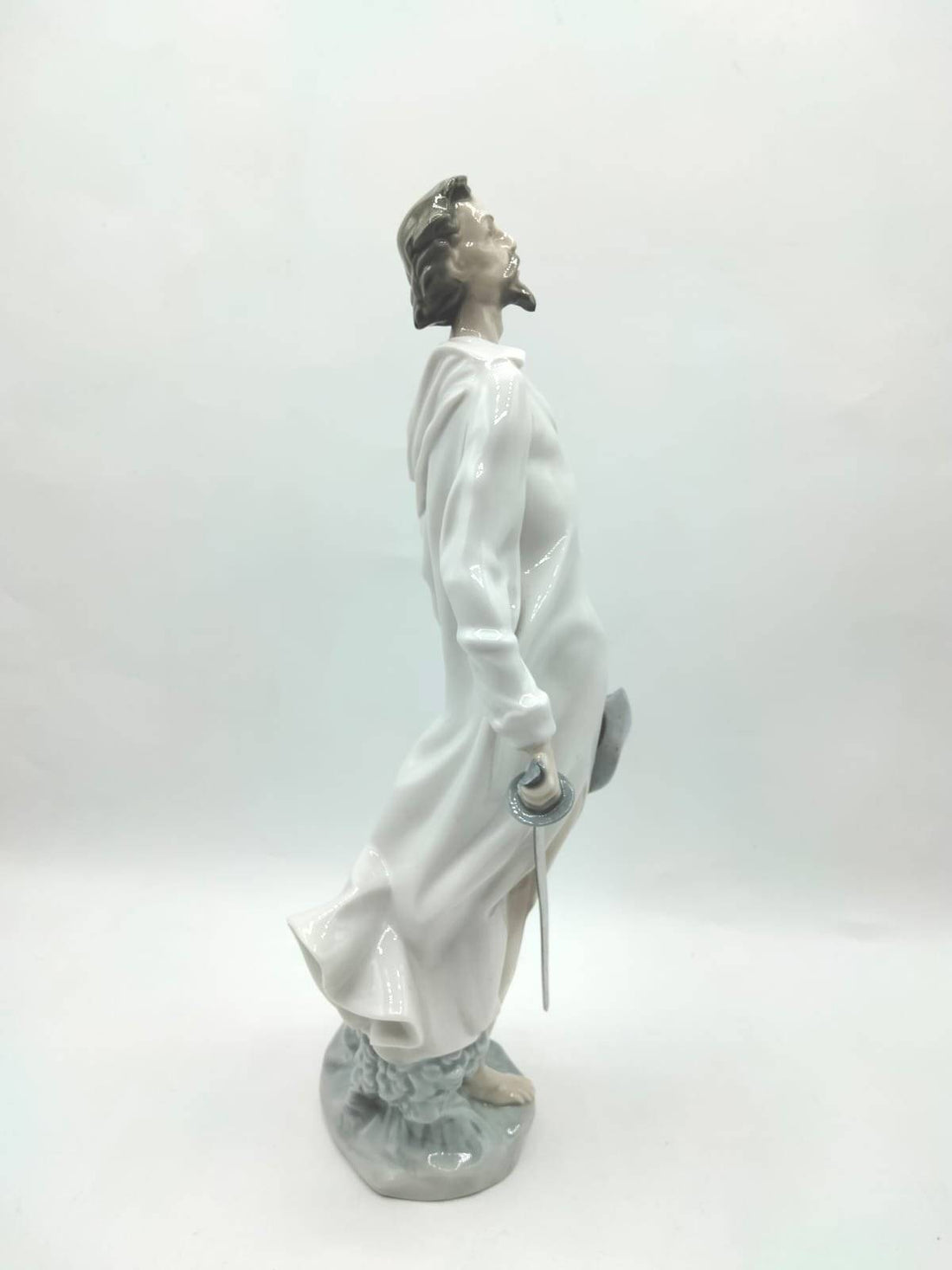 Figura Don Quijote Nao Lladró - Porcelana | Arte Cervantes en pose heroica con espada y sombrero, ideal para decoración clásica de interiores.