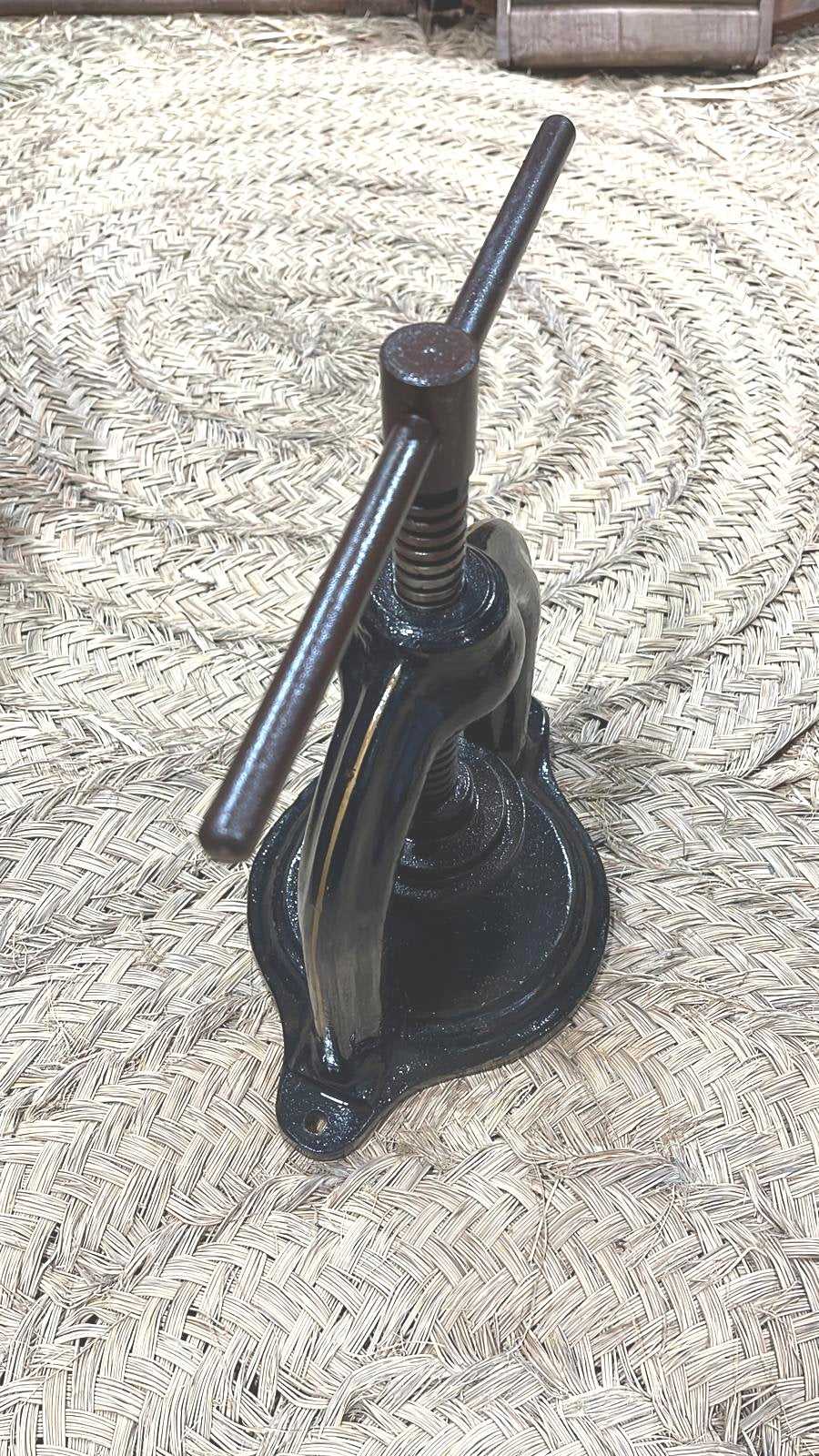 Descubre una joya del pasado en nuestra prensa antigua de farmacia. 