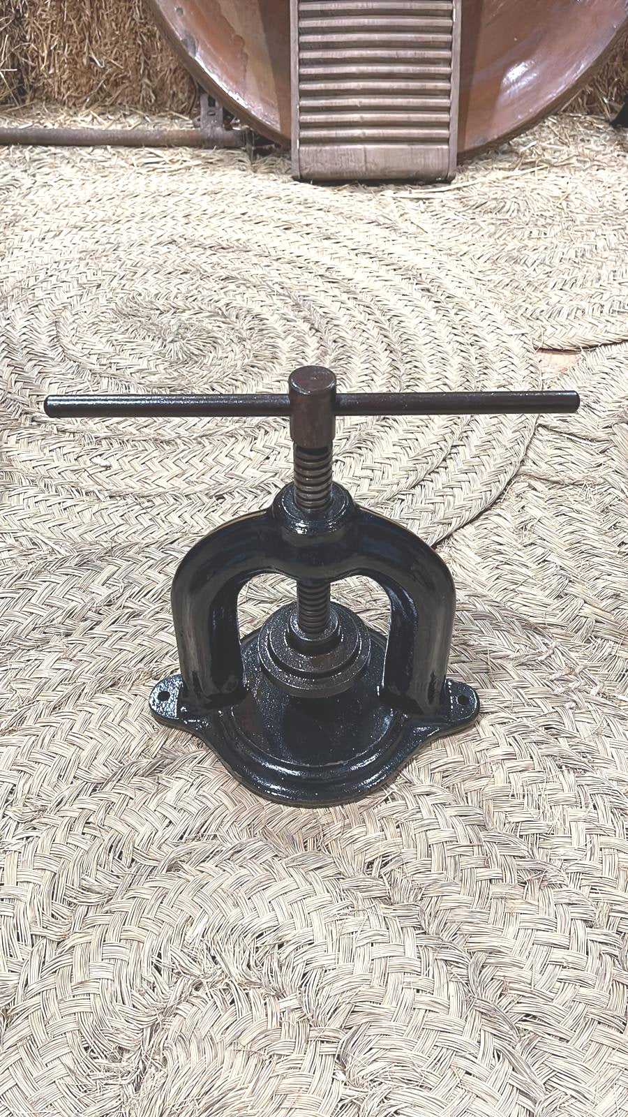 Descubre una joya del pasado en nuestra prensa antigua de farmacia. 