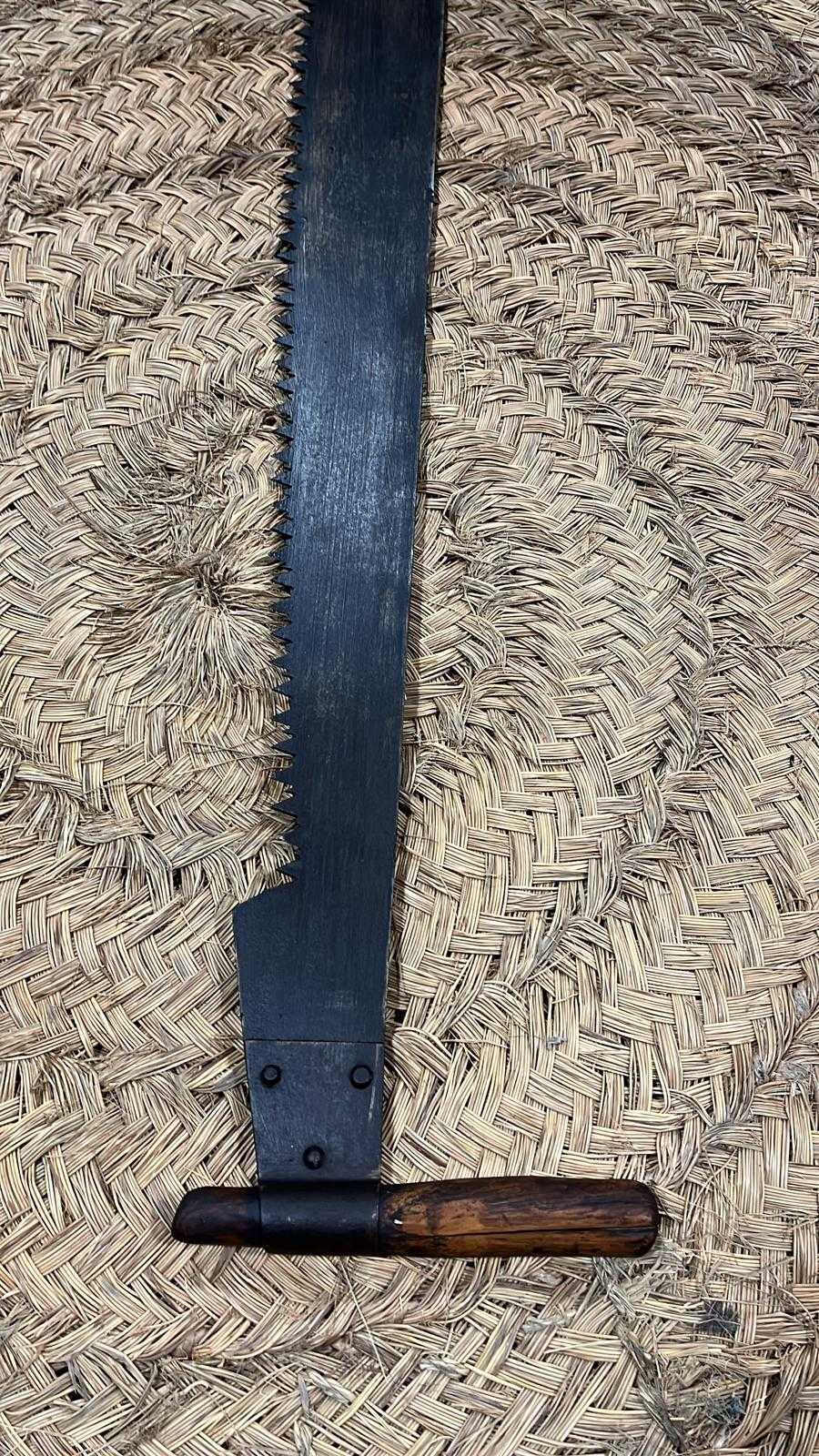 Descubre la autenticidad y el encanto rústico de nuestra antigua sierra para el corte de árboles y maderas, diseñada para ser operada por dos personas. 