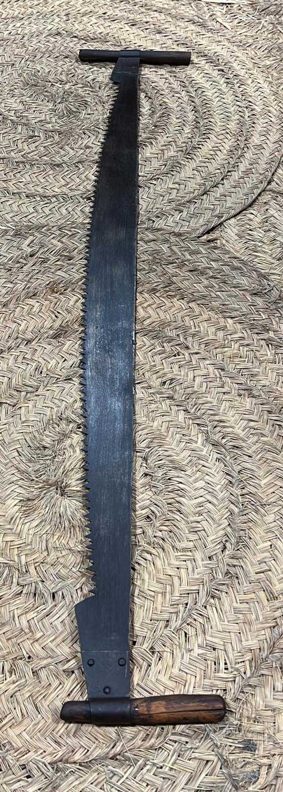 Descubre la autenticidad y el encanto rústico de nuestra antigua sierra para el corte de árboles y maderas, diseñada para ser operada por dos personas. 