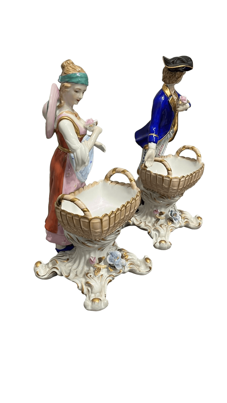 Figuras de porcelana Sèvres hombre y mujer recreación siglo XVIII con canastas decorativas sobre base floral, ideales para decoración clásica.