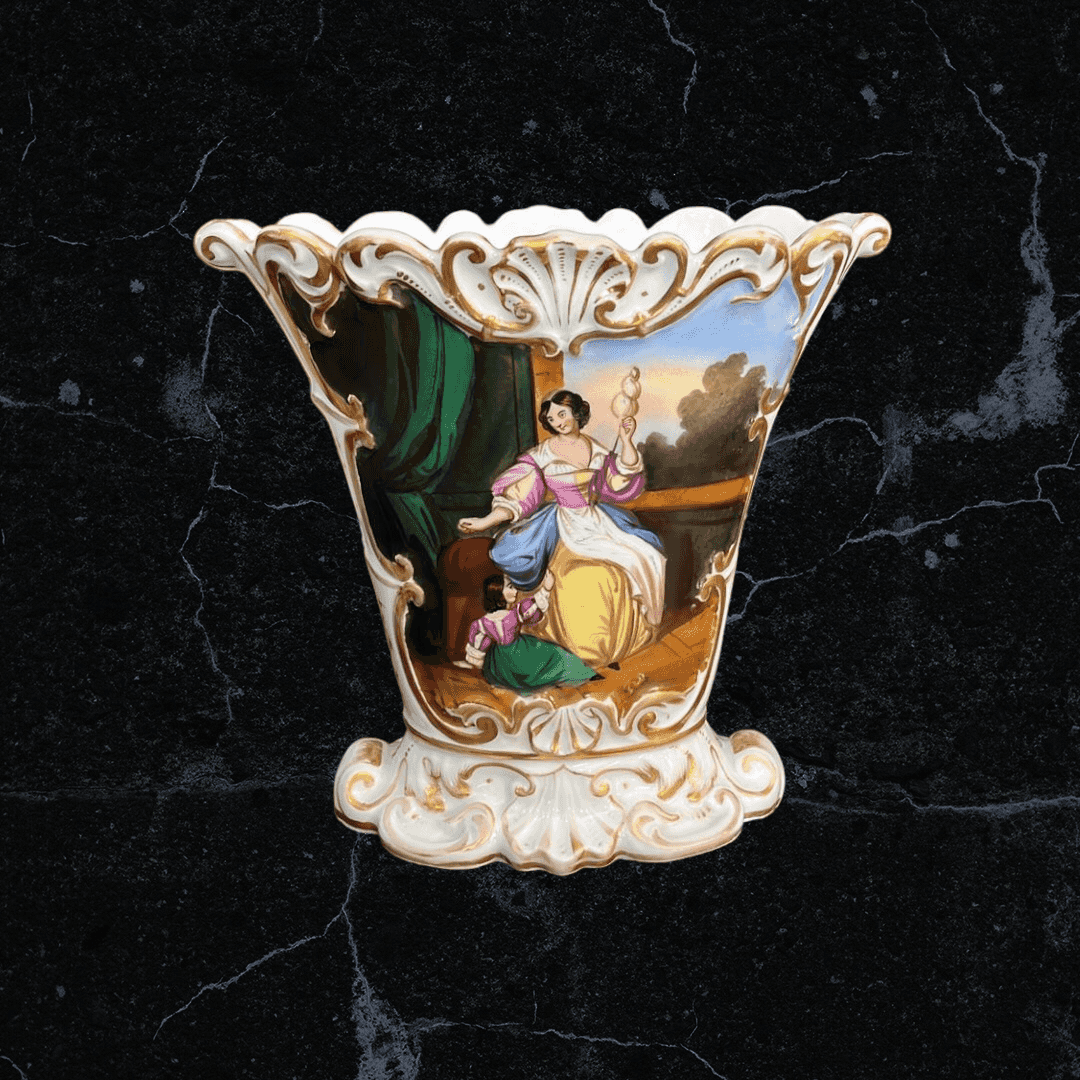 Este jarrón no solo es un elemento decorativo impresionante, sino también una pieza de colección única.