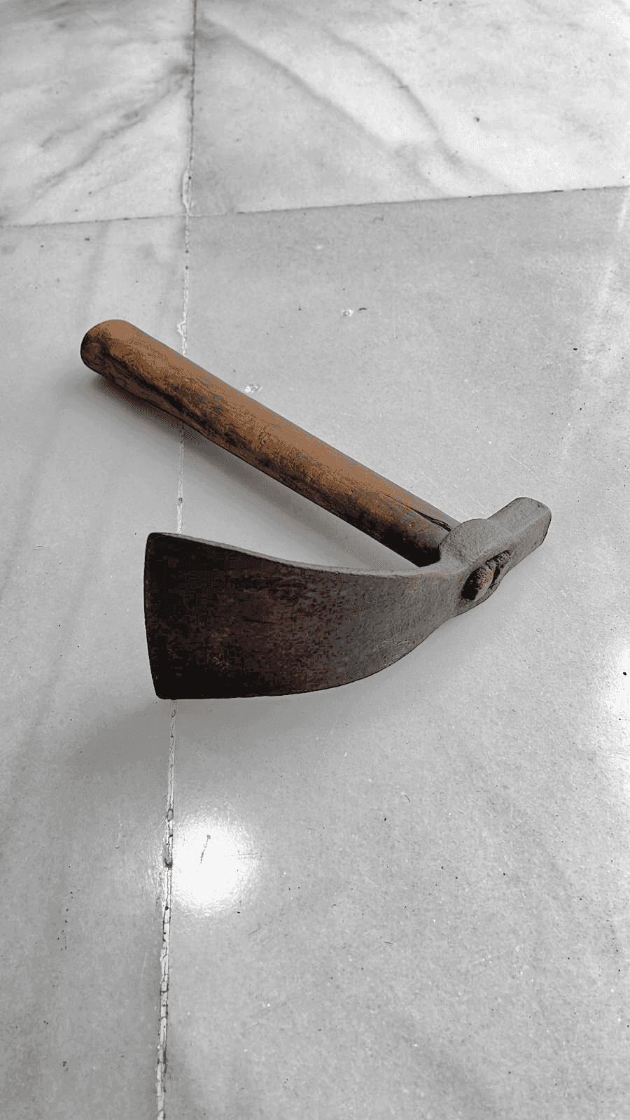 Antigua zuela de hierro forjado sobre superficie de madera rústica