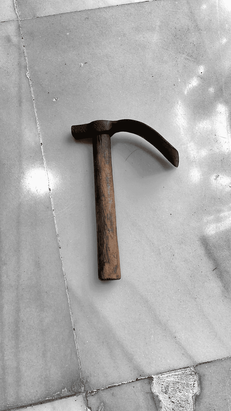 Antigua zuela de hierro forjado sobre superficie de madera rústica