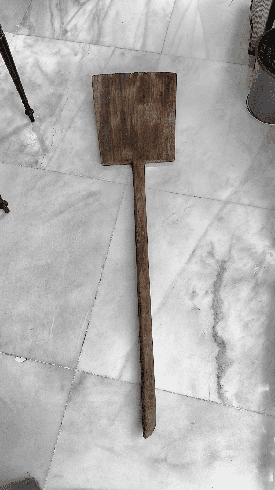 Pala de aventar antigua de madera sobre fondo neutro