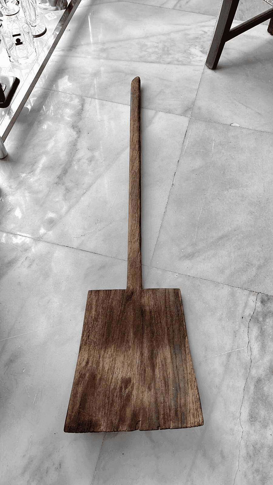 Pala de aventar antigua de madera sobre fondo neutro