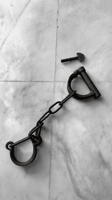 Pieza Única de Coleccionista: Grilletes del Siglo XIX Estos antiguos grilletes de fragua,