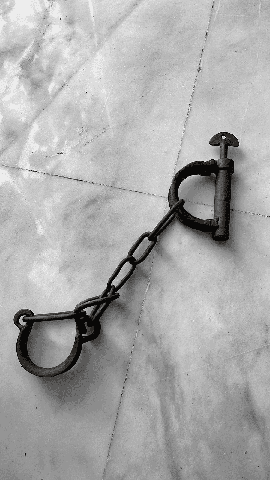 Pieza Única de Coleccionista: Grilletes del Siglo XIX Estos antiguos grilletes de fragua,