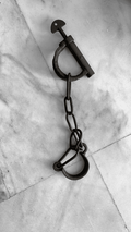 Pieza Única de Coleccionista: Grilletes del Siglo XIX Estos antiguos grilletes de fragua,