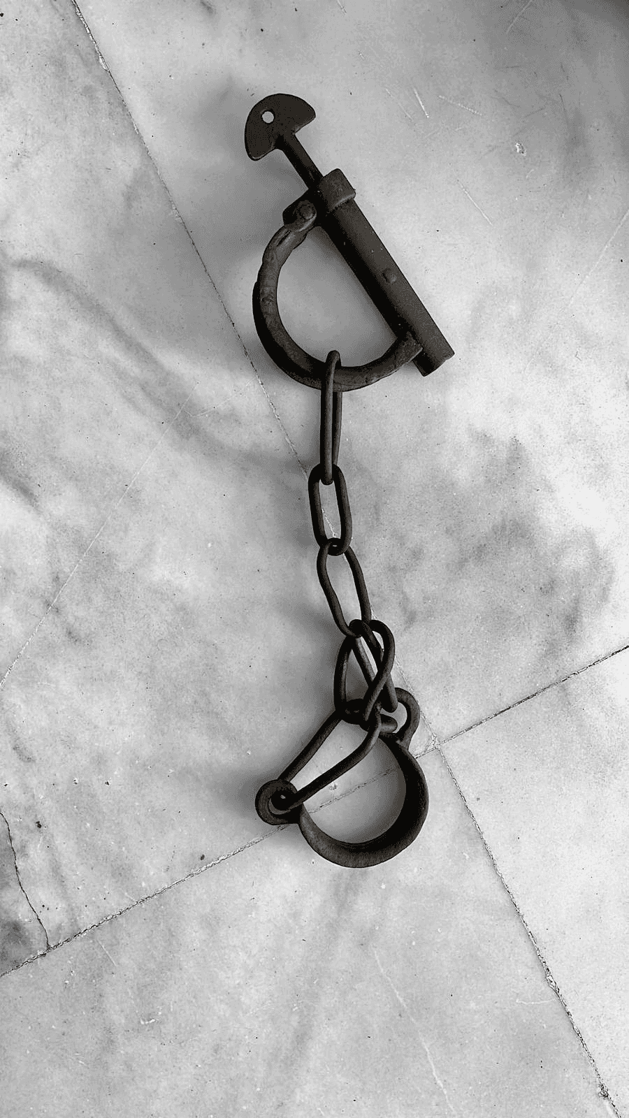 Pieza Única de Coleccionista: Grilletes del Siglo XIX Estos antiguos grilletes de fragua,