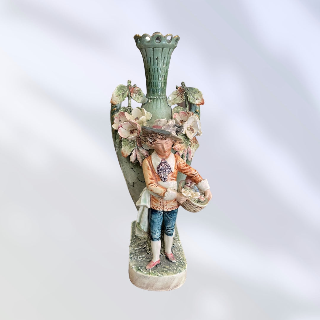 Pareja de floreros artísticos de porcelana pintados a mano, con figuras de campesinos y decoración floral inspirada en el siglo XIX.