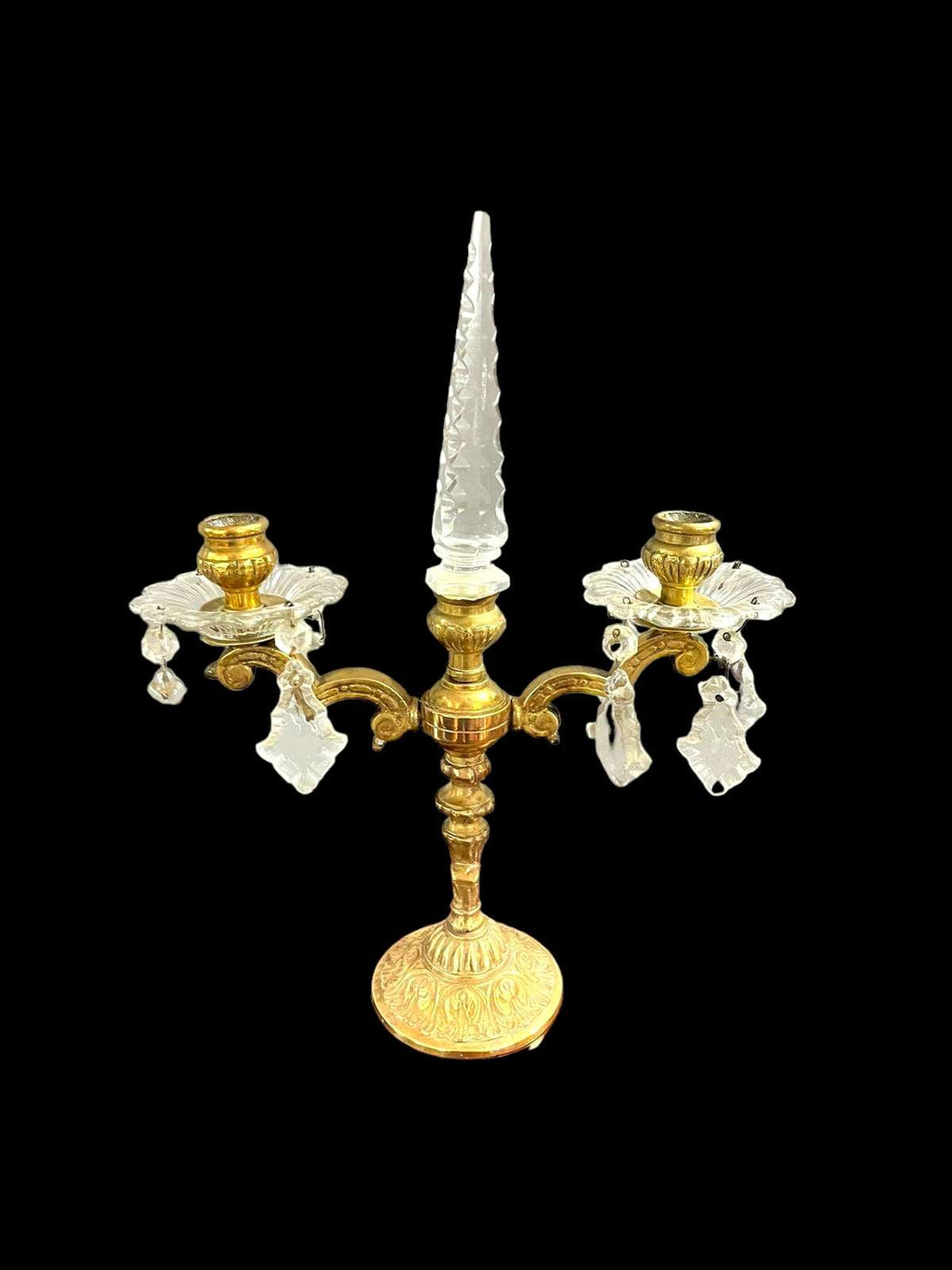 Pareja de candelabros antiguos de metal dorado y cristal tallado del siglo XX, ideales para decoración elegante de interiores clásicos.