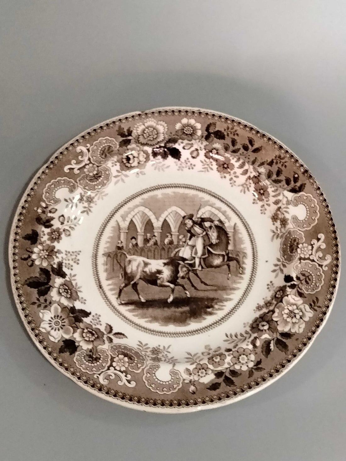 Platos de porcelana francesa antigua con escena de rejoneo en tonos sepia, ideales para decoración vintage en el hogar. Calidad premium y diseño clásico.