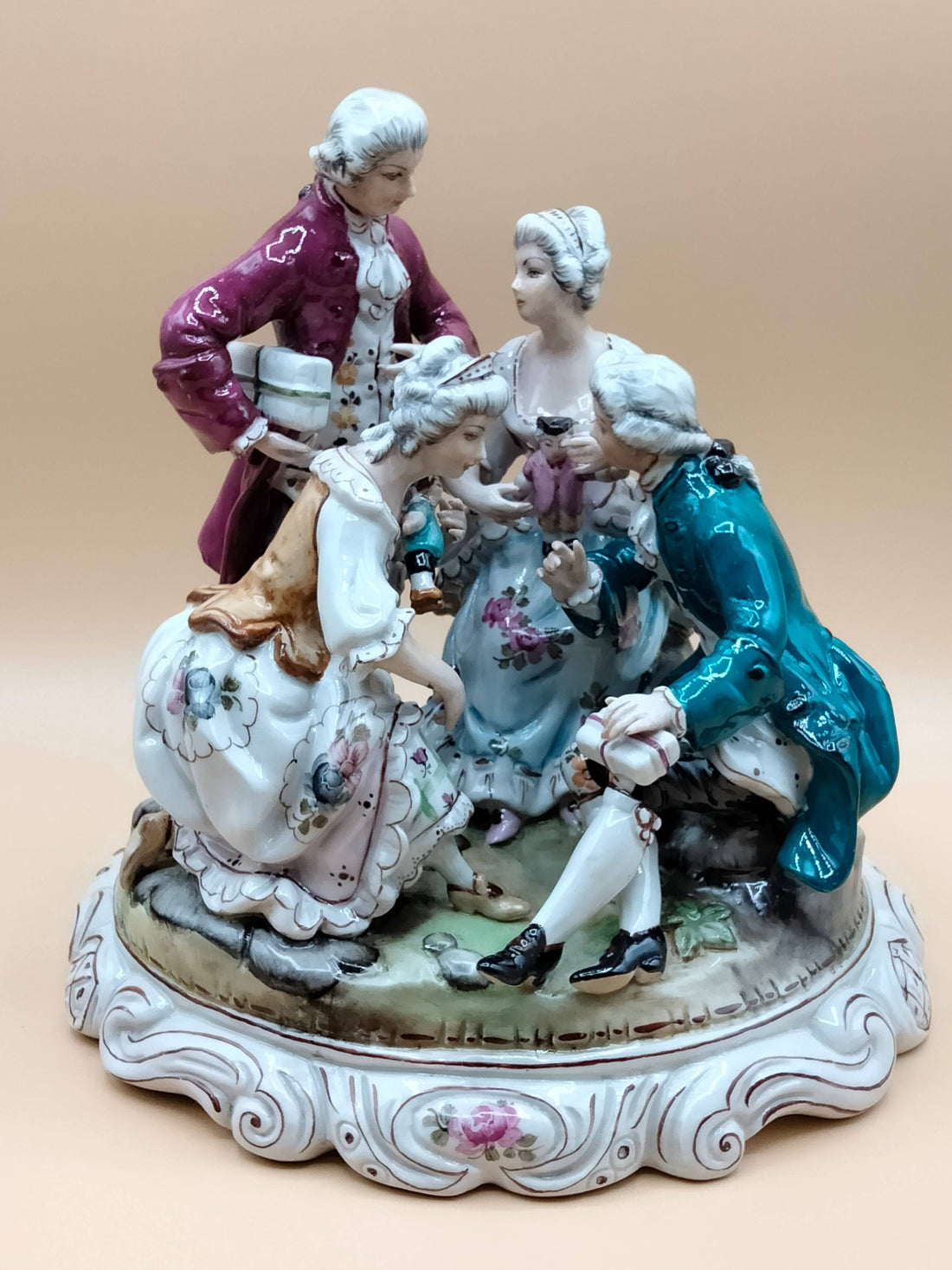 Grupo escultórico de porcelana SAUTHIER | 1970, pintado a mano, con cinco figuras en trajes del siglo XVIII sobre base decorada, ideal para decoración vintage.