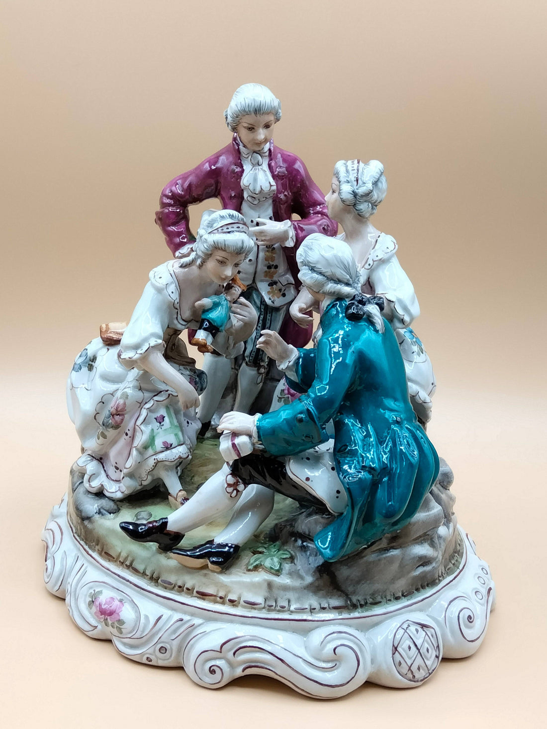 Grupo escultórico de porcelana SAUTHIER | 1970, pintado a mano, con cinco figuras en trajes del siglo XVIII sobre base decorada, ideal para decoración vintage.