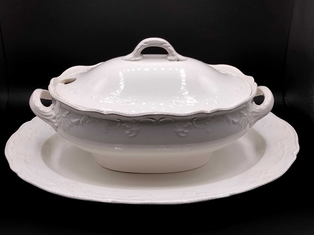 Sopera de Porcelana Inglesa WT Copeland – Alta Calidad en blanco con detalles en relieve, ideal para decoración elegante de mesa vintage.