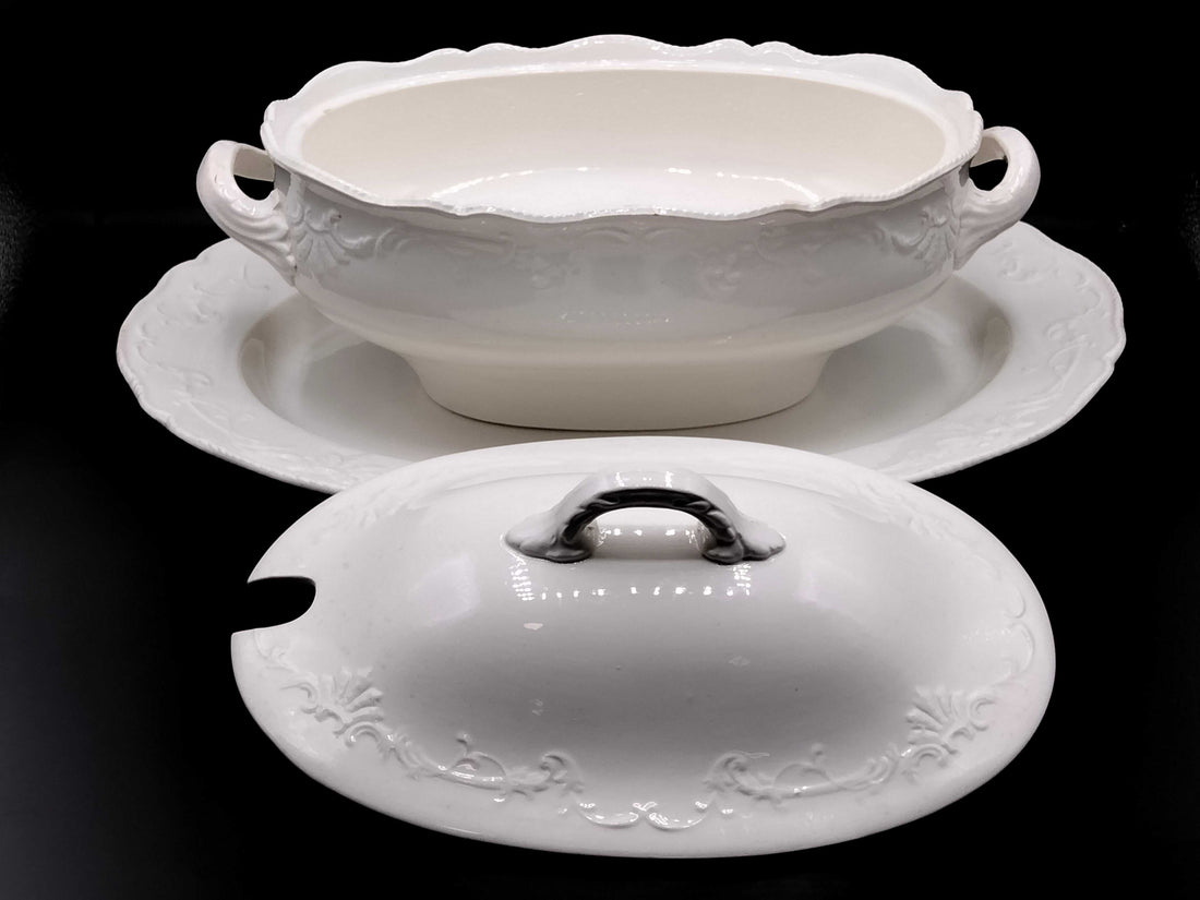Sopera de Porcelana Inglesa WT Copeland – Alta Calidad en blanco con detalles en relieve, ideal para decoración elegante de mesa vintage.