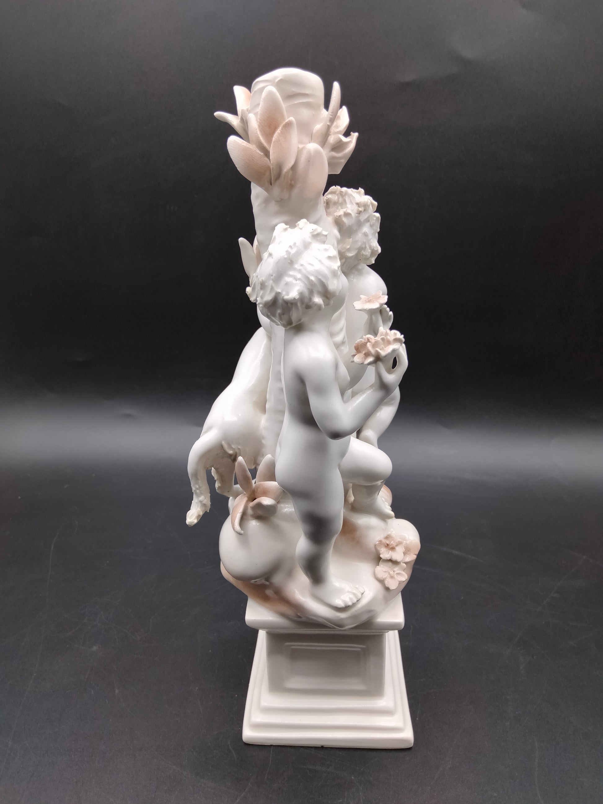 Figura Niños Jugando con Perro - Figura | Porcelana Alemana con niños sosteniendo flores, diseño artístico para decoración elegante.