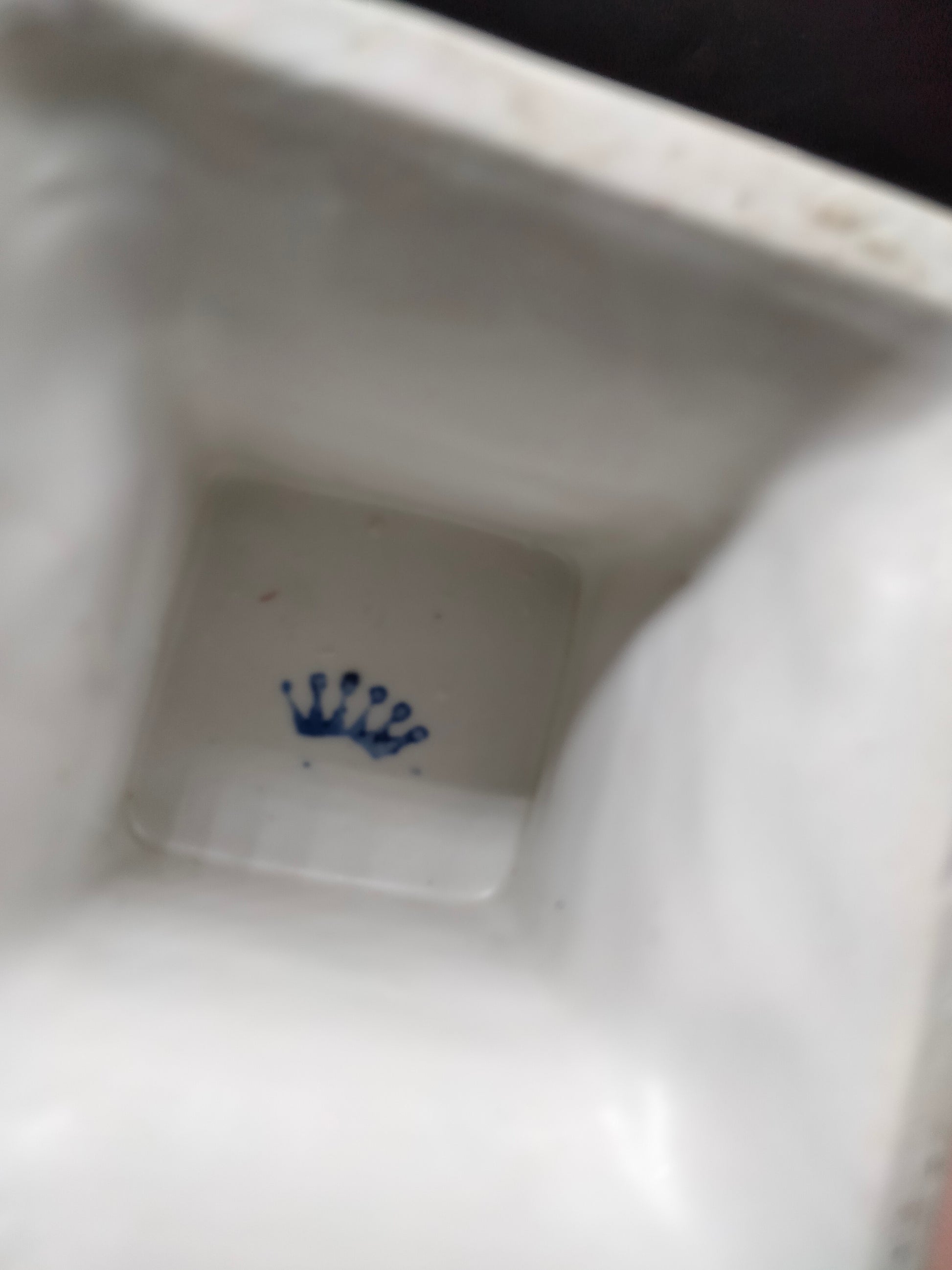 Sello de corona azul en base de Figura Niños Jugando con Perro - Figura | Porcelana Alemana, marca distintiva de porcelana de alta calidad.