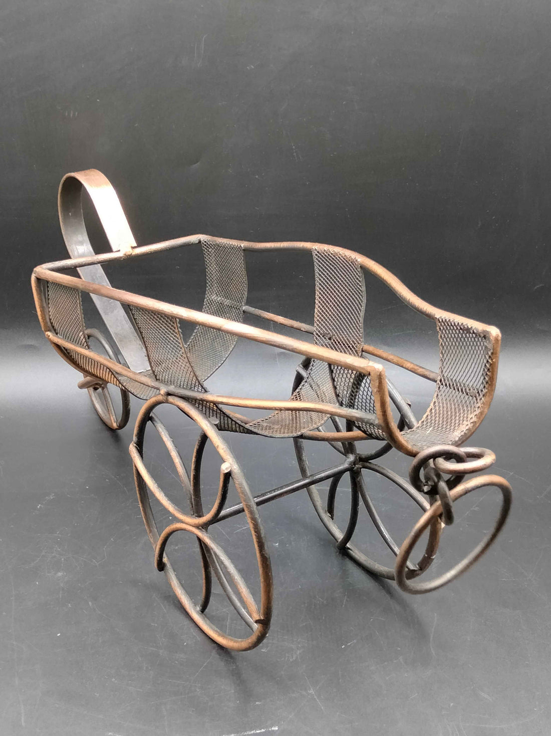 Portabotellas de cobre en forma de carro con diseño vintage y elegante, ideal para decoración de mesas en estilo antiguo o árabe.